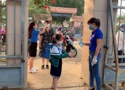 Đo thân nhiệt và sát khuẩn tay tại cổng trường Đo thân nhiệt và sát khuẩn tay tại cổng trường