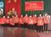 TRAO QUÀ TẾT CHO HỌC SINH NGHÈO TRAO QUÀ TẾT CHO HỌC SINH NGHÈO